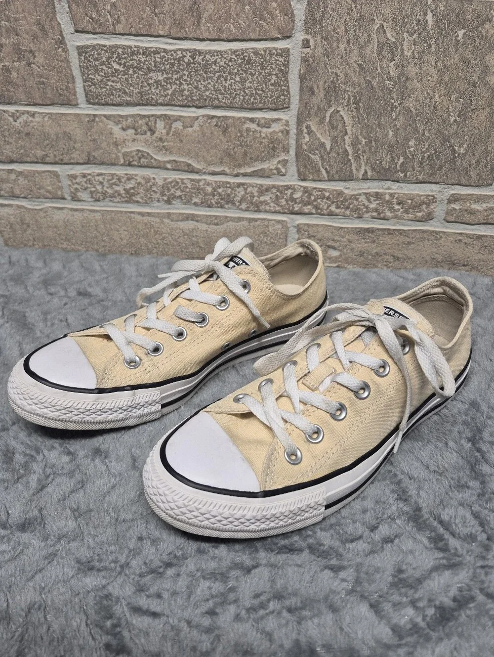 Converse Kids Low Top Canvas Sneakers in Pale Yellow Size 6.5